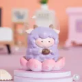 Petite figurine de mouton moine violette sur une base de lotus rose avec texte - Zen Pur (Mouton 2e Gén)