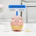 Süße rosa Schweinefigur Schreibtischdeko mit Straßenschild, 58x43x83mm für Büro - Schwitzendes Schwein / Einzelstück