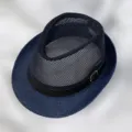 Vue détaillée d'un chapeau fedora bleu marine en maille respirante avec une boucle - 56-58cm / Bleu marine