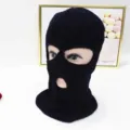 Dettaglio di un passamontagna in maglia a 3 fori per ciclismo invernale e calore all'aperto - Taglia Unica (3 Fori) / Nero