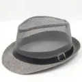 Gros plan d'un chapeau fedora en maille grise respirante avec bandeau en similicuir noir - 56-58cm / Gris