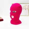 Nahaufnahme einer leuchtend rosa gestrickten Sturmhaube mit drei Löchern für den Winter - Einheitsgröße (3-Loch) / Fuchsia