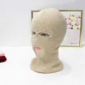 Detailansicht einer beige gestrickten Sturmhaube mit drei Löchern für den Außenbereich - Einheitsgröße (3-Loch) / Beige