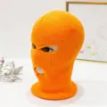 Detailansicht der hochwertigen Strickstruktur einer orangefarbenen 3-Loch-Sturmhaube - Einheitsgröße (3-Loch) / Orange