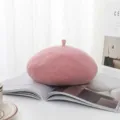 Dettaglio ravvicinato della morbida lana di questo elegante basco giapponese rosa. - Viola Pelle