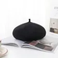 Detailansicht einer klassischen schwarzen Wollbaskenmütze auf einem Modemagazin chic - Schwarz