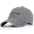 Vue détaillée de la broderie 'bad hair day' sur une casquette en coton gris délavé - Gris
