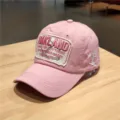 Dettaglio di un cappellino da baseball rosa in cotone con ricamo Oakland vintage. - Taglia unica (Regolabile) / Rosa