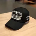 Vista dettagliata del berretto da baseball nero con ricamo Oakland e toppa con ancora - Taglia unica (Regolabile) / Nero