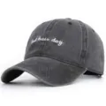 Vue détaillée d'une casquette en coton délavé avec broderie 'bad hair day' blanc - Noir