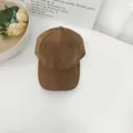 Nahaufnahme der braunen Wildleder-Baseballkappe auf weiß - Einheitsgröße / Kaffeebraun
