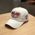 Vista dettagliata di un cappello da baseball bianco con ricamo Oakland e ancora - Taglia unica (Regolabile) / Bianco