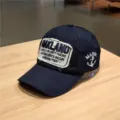 Vista dettagliata del cappellino da baseball blu navy con patch Oakland e ricamo ancora - Taglia unica (Regolabile) / Blu Marino