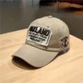 Dettaglio di un cappello da baseball kaki con ricamo vintage Oakland e logo di un'ancora. - Taglia unica (Regolabile) / Cachi
