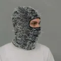 Gestreifte Balaclava aus Strick in Schwarz und Weiß mit gefranster Textur für den Winter - Einheitsgröße / Distressed Strickstil / Schwarz Weiß