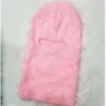 Rosafarbene, abgenutzte Strick-Balaclava-Maske mit einzelner Augenöffnung für den Winter. - Einheitsgröße / Distressed Strickstil / Ganz Rosa