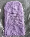 Gemütliche lila zottelige Sturmhaube gestrickte Skimaske für Wintermode und Wärme - Einheitsgröße / Distressed Strickstil / Ganz Hellviolett
