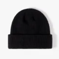 Gros plan d'un bonnet en maille côtelée noire classique avec revers pour l'hiver - Style Tricoté à Bord Replié / Noir (325)
