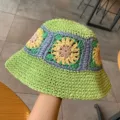 Detailansicht eines handgehäkelten Strohhutes mit bunten Blumenmustern in Grün und Gelb - Erwachsene 56-58 / Grün