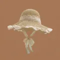 Detaillierte Nahaufnahme von Sommer Strohhut mit eleganter weißer Spitzenverzierung. - Erwachsene 56-58 / Spitzenkante Beige
