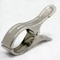 Edelstahlelement Detailansicht mit starker Feder und strukturierter rutschfester Griff. - 12CM Magnetischer Bettdeckenclip