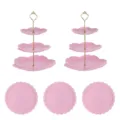 Vue détaillée de supports à dessert en plastique rose à trois niveaux et assiettes rondes. - 2 Ensembles de supports fleurs de cerisier à 3 étages avec tiges dorées roses + 3 plateaux ronds en dentelle roses