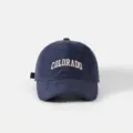 Detailansicht der weißen 'COLORADO'-Stickerei auf einer dunkelblauen Baseballkappe. - Normaler Umfang (55-61cm) / Marineblau