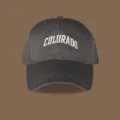 Detailansicht einer kohlegrauen Baseballkappe mit weißer COLORADO-Stickerei auf der Vorderseite. - Große Größe / Grau