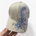 Gorra de béisbol de encaje beige para mujer con bordado de flores azules y perlas finas - Talla única (Ajustable) / Beige