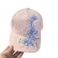 Gorra de béisbol de encaje rosa con bordado floral azul y detalles de perlas delicadas - Talla única (Ajustable) / Rosa Claro