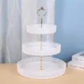 Vista detallada del frutero de plástico blanco de 3 niveles y soporte elegante para pasteles. - Varilla Dorada Frutero de 3 Niveles / 3 Capas / Blanco