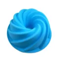 Vista dettagliata dall'alto di uno stampo per torte in silicone blu a spirale - Grande turbine 24*9 cm
