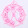 Süßer rosa Kleiderbügel aus Kunststoff für Babys mit acht niedlichen Schweinchen-Clips zum Trocknen. - Rosa Schweinchen