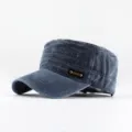 Detailansicht einer verwaschenen blauen Militärmütze mit braunem SPORT-Lederpatch - Einheitsgröße Einstellbar / Flat Top Casual Stil / Marineblau
