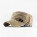 Seitenansicht einer khakifarbenen Militär-Flat-Top-Mütze aus gewaschenem Canvas-Stoff - Einheitsgröße Einstellbar / Flat Top Casual Stil / Khaki