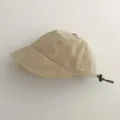 Vista detallada de un sombrero de sol caqui minimalista para niños con cordón ajustable. - Talla 48-52CM Aprox. 2-7 Años / Beige