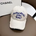 Nahaufnahme einer verwaschenen Retro-Baumwoll-Baseballkappe mit blauem Stick-Slogan in Beige - Gebrochenes Weiß