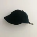 Detalle de un sombrero de sol negro para niños con cordón ajustable en la parte trasera - Talla 48-52CM Aprox. 2-7 Años / Negro