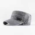Detailansicht der grau gewaschenen Baumwoll-Militärkappe mit einem kleinen SPORT Lederpatch. - Einheitsgröße Einstellbar / Flat Top Casual Stil / Grau