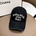 Detailaufnahme einer gewaschenen Baumwoll-Basecap mit weißer Textstickerei im Vintage - Schwarz