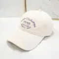 Vista dettagliata del cappellino bianco con ricamo viola 1995 Athletic Dept logo - Berretto 1995 / Beige