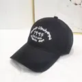 Vista dettagliata del cappellino da baseball nero con ricamo bianco 1995 Athletic Dept. - Berretto 1995 / Nero
