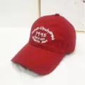 Vista dettagliata di un cappellino da baseball rosso con ricamo atletico 1995 bianco - Berretto 1995 / Borgogna