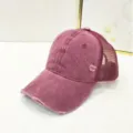 Vintage gewaschene burgunderrote Baseballkappe mit atmungsaktivem Mesh und Rissen - Zerstörte Mesh Baseballkappe / Burgunderrot