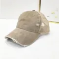 Detailansicht einer Khaki-Mesh-Baseballkappe mit modischen, ausgefransten Details - Zerstörte Mesh Baseballkappe / Khaki