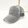 Nahaufnahme der Distressed-Baumwolle und der Mesh-Textur dieser grauen Baseballkappe - Zerstörte Mesh Baseballkappe / Hellgrau