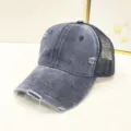 Detailansicht einer grauen Mesh-Baseballkappe im Vintage-Look mit Rissen und Löchern - Zerstörte Mesh Baseballkappe / Marineblau