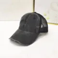 Nahaufnahme einer grauen Distressed-Baumwollkappe mit atmungsaktivem Mesh-Rücken - Zerstörte Mesh Baseballkappe / Dunkelgrau