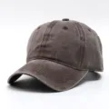 Nahaufnahme einer vintage gewaschenen Baumwoll-Baseballkappe in Braun mit verstellbarem Gurt - Distressed Einfarbiger Stil (2021A-805) / Kaffeebraun