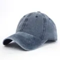 Detailaufnahme einer gewaschenen Baumwoll-Basecap mit hochwertiger Vintage-Denim-Textur - Distressed Einfarbiger Stil (2021A-805) / Marineblau
